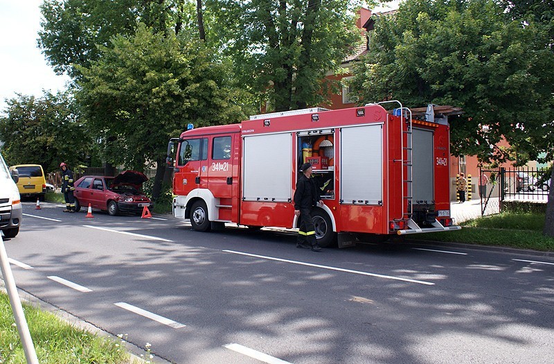 Straż pożarna w Kaliszu zabezpiecza kolizję na Warszawskiej