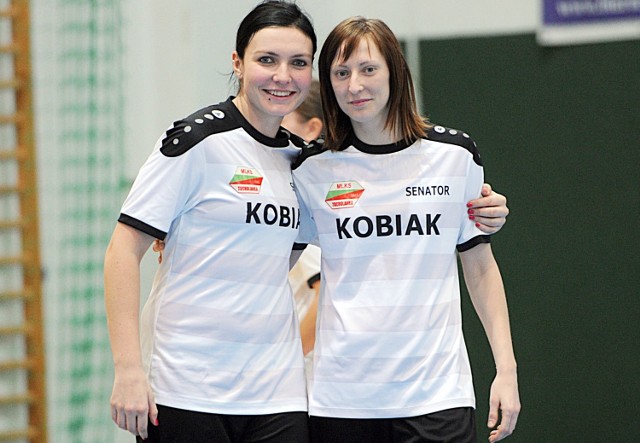 Ania Kamińska (z lewej) jeszcze miesiąc temu pozowała do zdjęć w barwach Tucholanki Kobiak, na zdjęciu z Natalią Miszke.