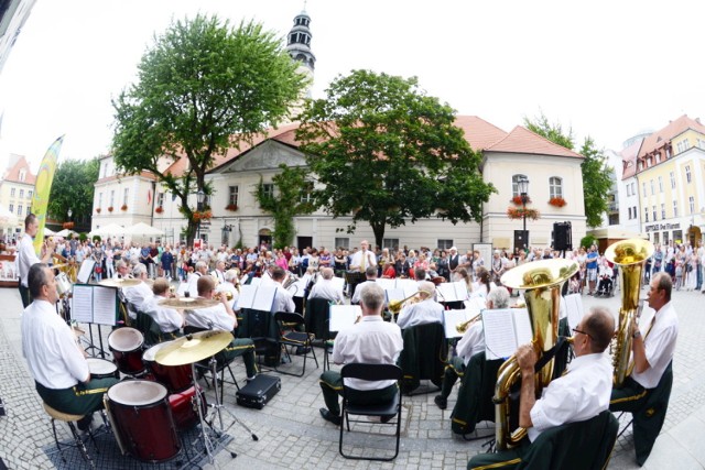 16 lipca o godz. 17.30 na Starym Rynku w Zielonej Górze zagrała zielonogórska Orkiestra Dęta Zastal. Licznie przybyłych słuchaczy przywitał Jarosław Wnorowski, dziękując tym samym, że koncerty cieszą się tak dużą popularnością. W tym roku muzycy obchodzą swój jubileusz. Orkiestra gra już 70 lat.

