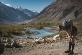 Zapis wyprawy, jaką w 2022 roku odbył ultramaratończyk Szymon Makuch. Film "KarakoRun" 9 listopada w Kinie Pod Baranami 