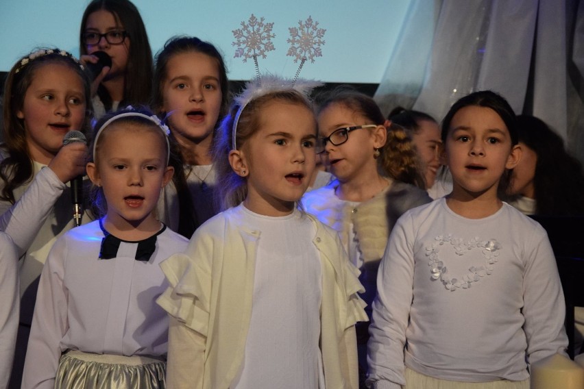 Zimowy koncert „Narodziła się nam miłość” w PMDKIS w Wieluniu[FOTO]