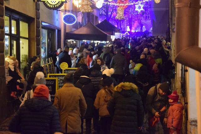 Trwają „Święta na Starówce" w Bielsku-Białej. Dzisiaj 18 grudnia był drugi dzień tego wydarzenia i pokazał jak bielszczanie, mieszkańcy okolicznych miejscowości i turyści spragnienia są takich imprez. 

Zobacz kolejne zdjęcia. Przesuwaj zdjęcia w prawo - naciśnij strzałkę lub przycisk NASTĘPNE