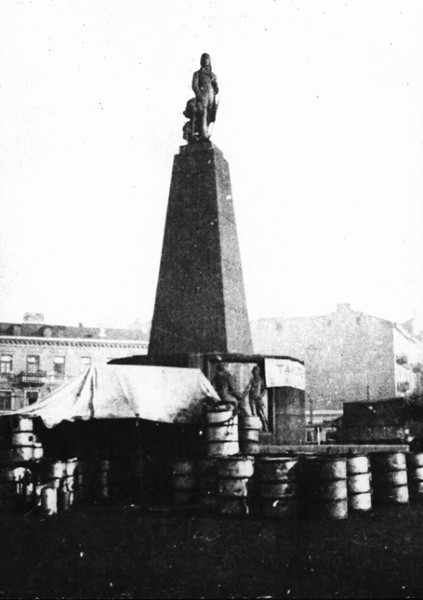 W pierwszych miesiącach wojny przed pomnikiem Tadeusza...
