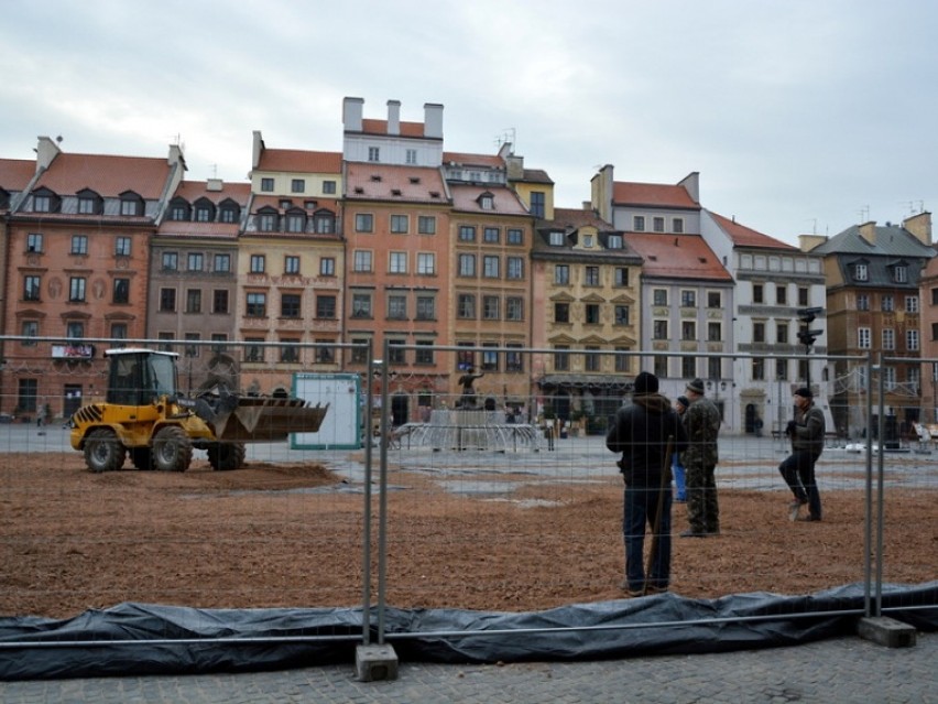 Trwa montaż lodowiska na Rynku Starego Miasta [zdjęcia]