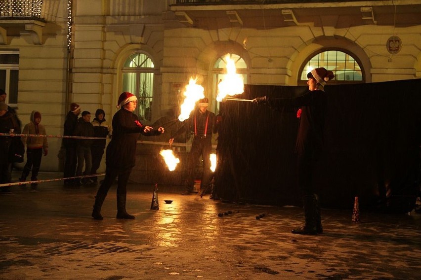 Kutnowski Teatr Ognia Fireproof wystapił na Mikołajkach w Płocku