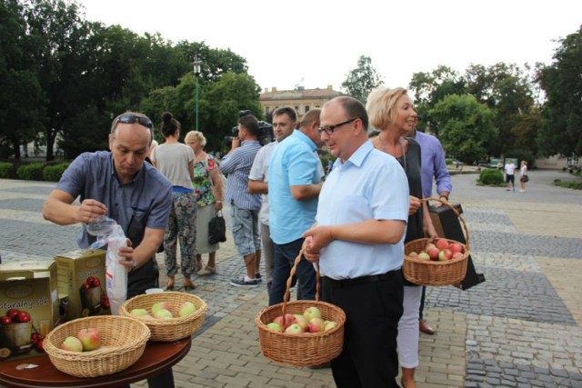W czwartek samorządowcy zachęcali mieszkańców Lublina do jedzenia większej ilości jabłek pochodzących z lubelskich sadów.