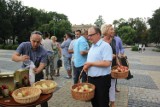 Akcja „Jedz jabłka”: Burmistrz z wojewodą rozdawali lublinianom jabłka z Wandalina (ZDJĘCIA)