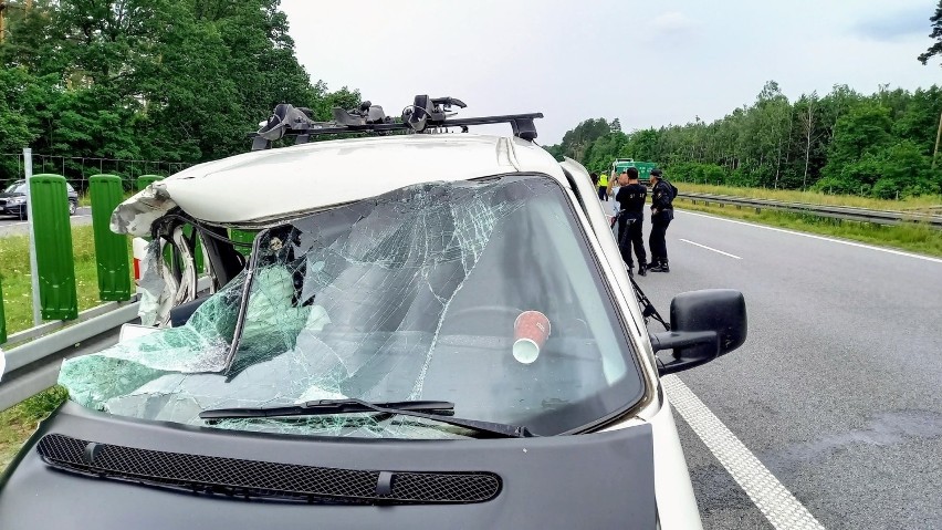 Volkswagen, którym podróżowało łącznie siedmioro dzieci,...