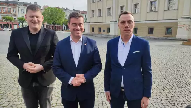 Maciej Grabianowski (na zdjęciu z lewej z Grzegorzem Rusieckim i Patrykiem Józefowiczem) to nowy wiceprezydent Leszna