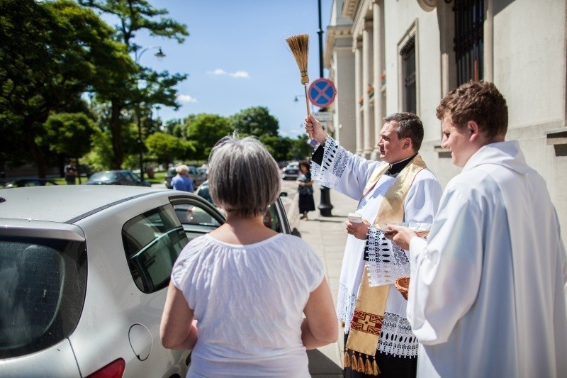 Święcenie samochodów przed katedrą w Łodzi