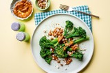 Brokuły z sosem orzechowym. Pyszna i zdrowa przystawka