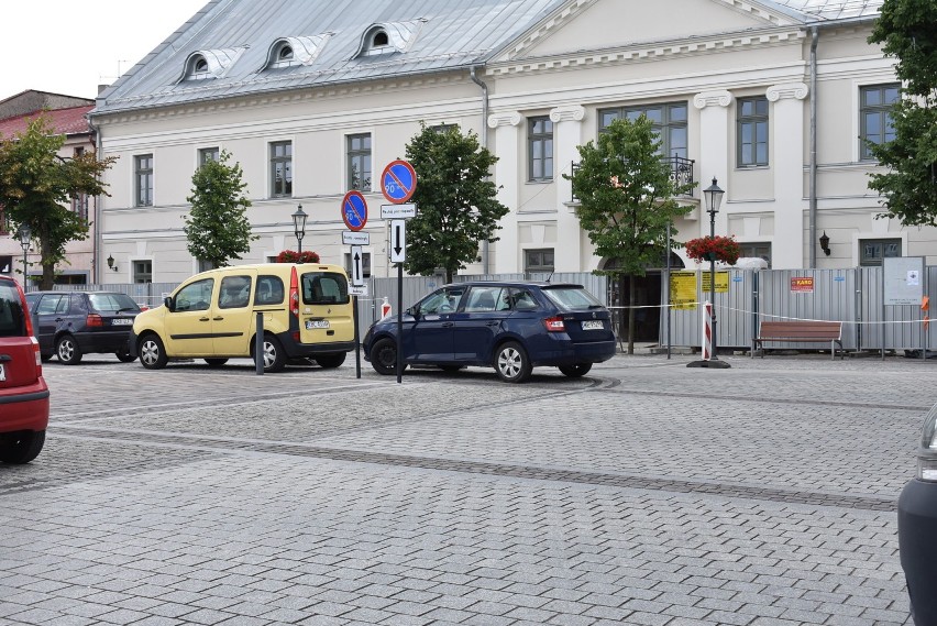 Dzięki Strefie Ograniczonego Postoju na rynku w Olkuszu nie ma już problemu ze znalezieniem wolnego miejsca parkingowego
