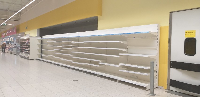 Puste sklepowe półki. Koniec ery Tesco we Wrześni [FOTO]