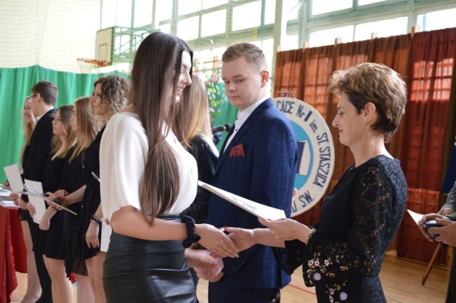 Maturzyści z liceum imienia Stanisława Staszica w Ostrowcu już odebrali świadectwa ukończenia szkoły.