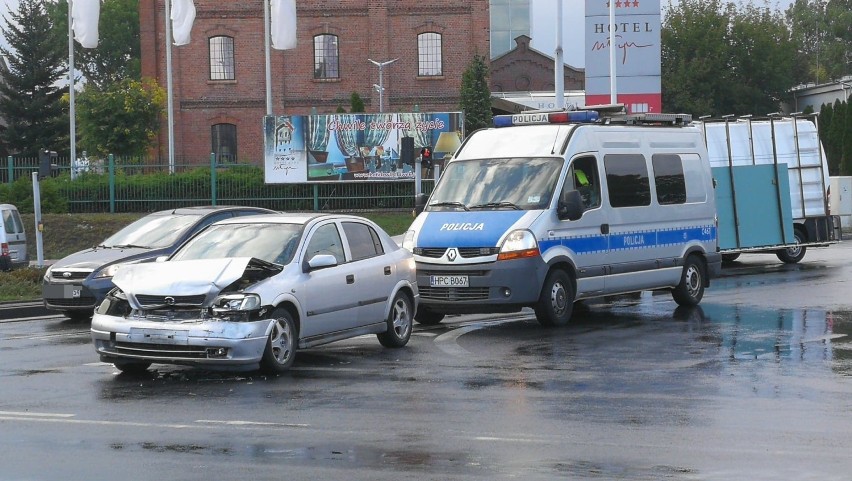 Zderzenie trzech aut na skrzyżowaniu Okrzei - Kapitulna we Włocławku. Sprawczyni zatrzymano prawo jazdy [zdjęcia]