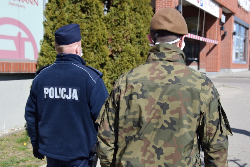 Policjantów podczas patroli wspiera Żandarmeria Wojskowa i...