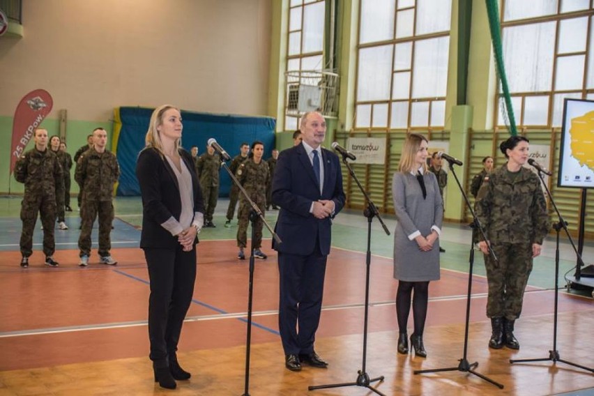 Antoni Macierewicz w Tomaszowie na rozpoczęciu kursu samoobrony dla kobiet [ZDJĘCIA]