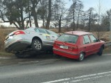 Zobacz zdjęcia z wypadku dwóch skód we Wrocławiu. Taksówka wylądowała w rowie 