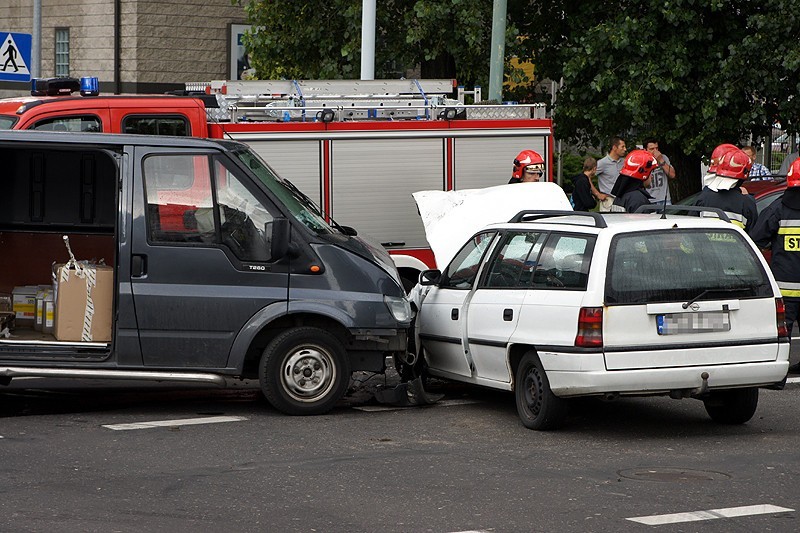 Kalisz: Wypadek na skrzyżowaniu alei Wojska Polskiego i ulicy Piskorzewie. Jedna osoba w szpitalu