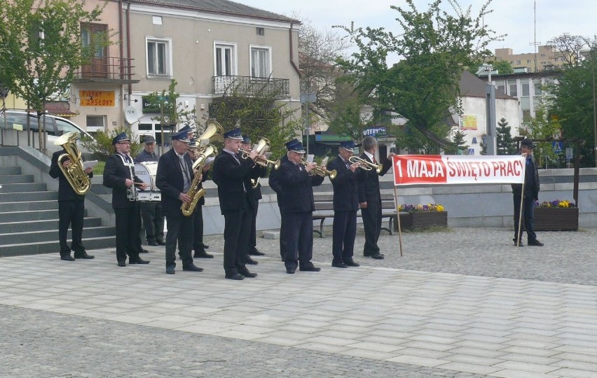 Skromny pochód pierwszomajowy w Ostrowcu