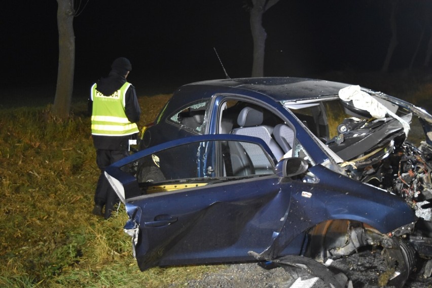 Nocny wypadek na trasie Śrem-Zaniemyśl (DW 432). 26-letni kierowca zginął na miejscu. Policja Śrem ustala okoliczności wypadku