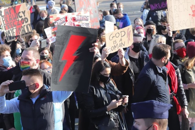Na sobotę, 6 lutego, w Łodzi planowany jest protest w ramach Strajku Kobiet, przy tzw. Stajni Jednorożców, rozpoczynający się o godz. 17 (na zdjęciu jeden z poprzednich protestów)