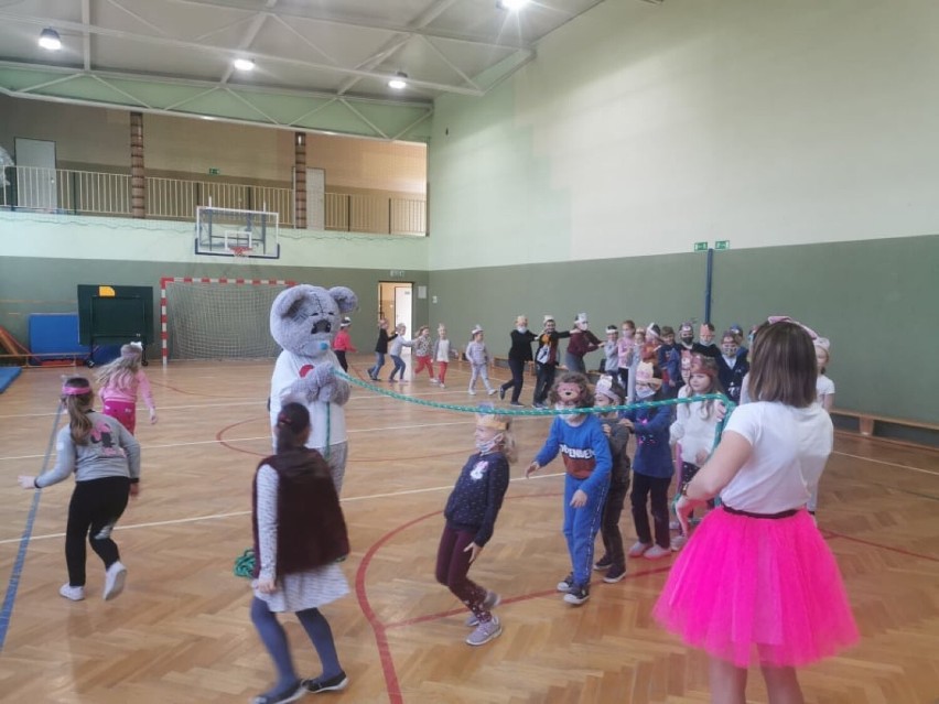 Powiat łowicki. Pluszowy Miś z wizytą u uczniów szkoły w Mastkach