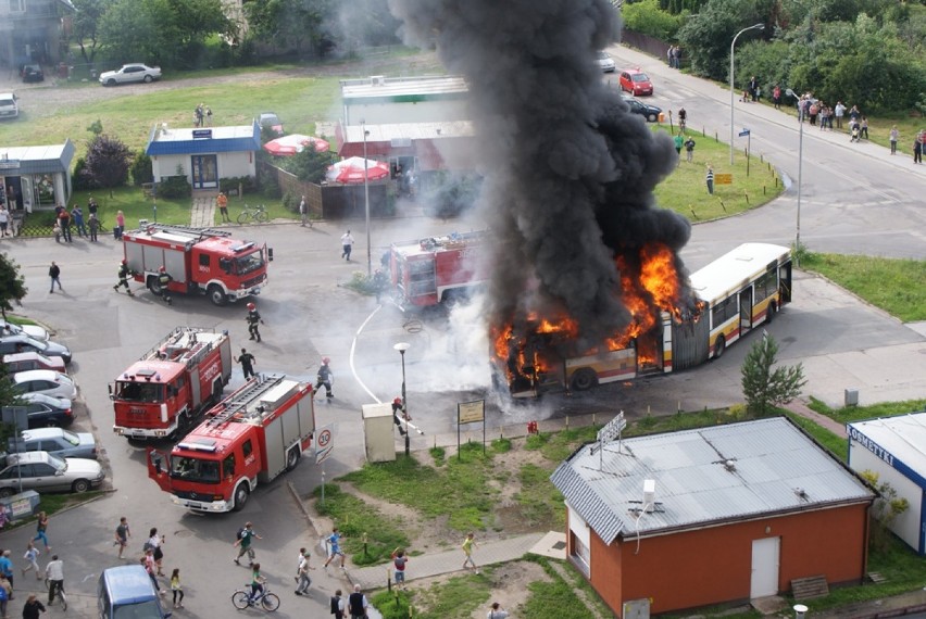 Tylna część przegubowego autobusu linii D spłonęła na...