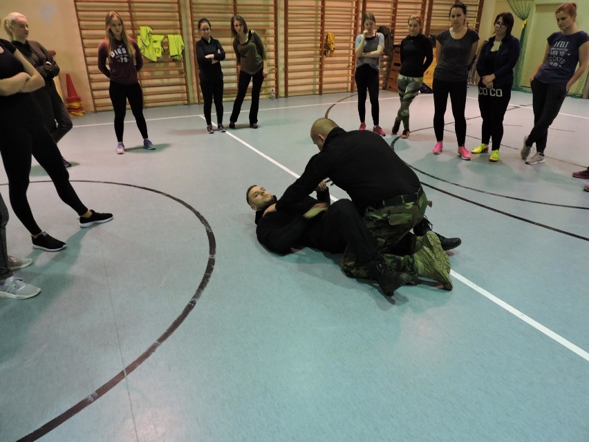 "Bezpieczna Kobieta". Szkolenia z samoobrony przez złotowskich policjantów
