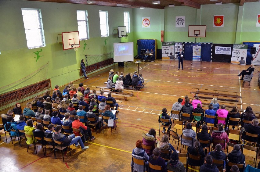 Ponad 200 uczniów szkół gimnazjalnych z powiatu kłodzkiego wzięło udział w „Rajdzie po Strefie” 