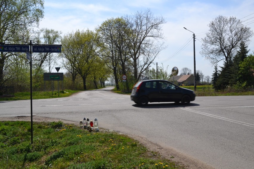Mieszkańcy napisali petycję, bo domagają się poprawy bezpieczeństwa na skrzyżowaniu w miejscowości Trutnowy [ZDJĘCIA]