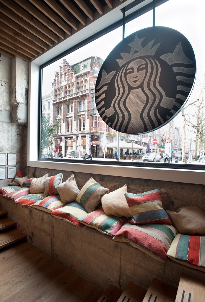 Tak Starbucks Reserve wyglada w Amsterdamie. Wrocławska...