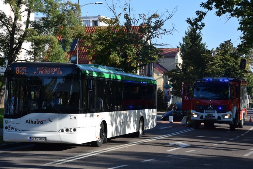 Zderzenie autobusu z samochodem w centrum Pruszcza [15.09.21] Na miejscu straż i policja |ZDJĘCIA