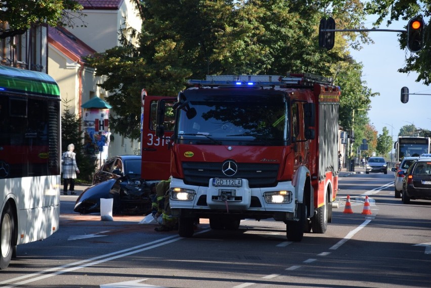Zderzenie autobusu z samochodem w centrum Pruszcza [15.09.21] Na miejscu straż i policja |ZDJĘCIA
