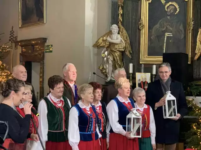 Koła gospodyń wiejskich z regionu wystąpiły w klasztorze na Karczówce. Z prawej inicjator Koncertów Kolęd Zapomnianych Adam Jarubas.