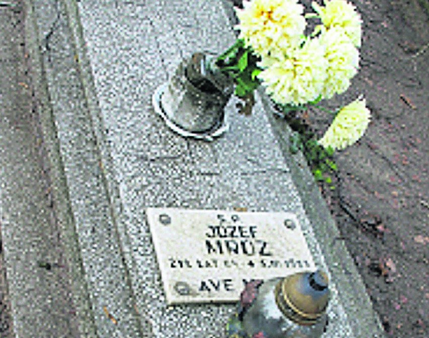 Grób jego dziadka Józefa na cmentarzu w Ostrowie nad Gopłem.