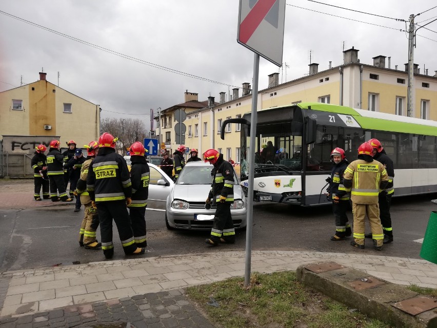 Wypadek z udziałem autobusu MZK w Tomaszowie Maz. Jedna osoba ranna [ZDJĘCIA, FILM]