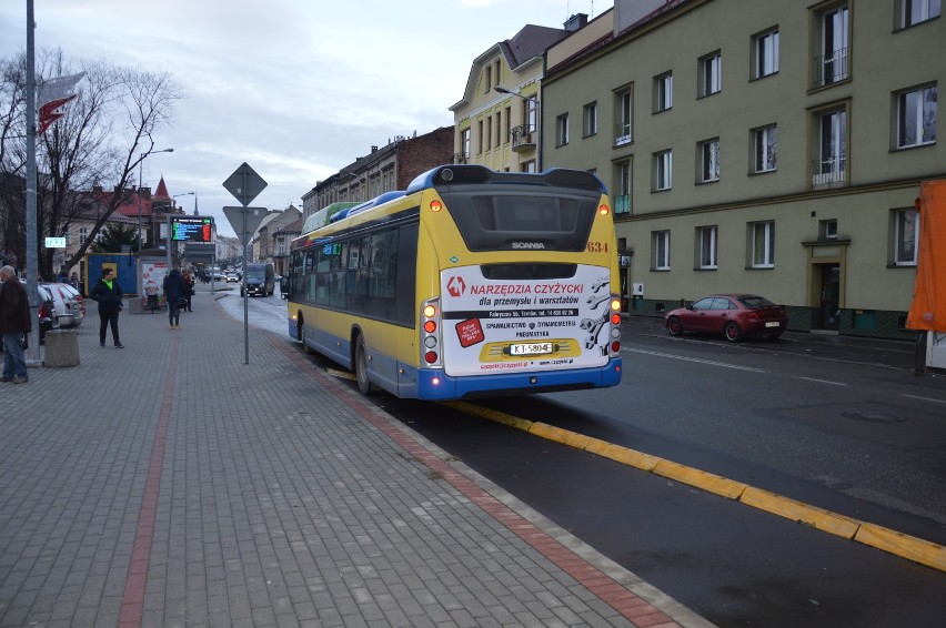 Wypadek w Tarnowie. Zderzenie autobusu MPK z samochodem osobowym [ZDJĘCIA]