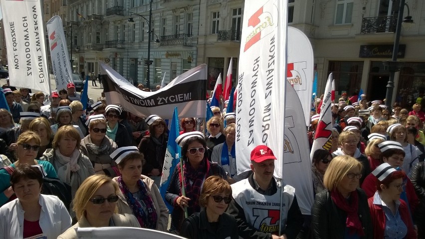 Pielęgniarki i położne protestowały na Piotrkowskiej w Łodzi [ZDJĘCIA]