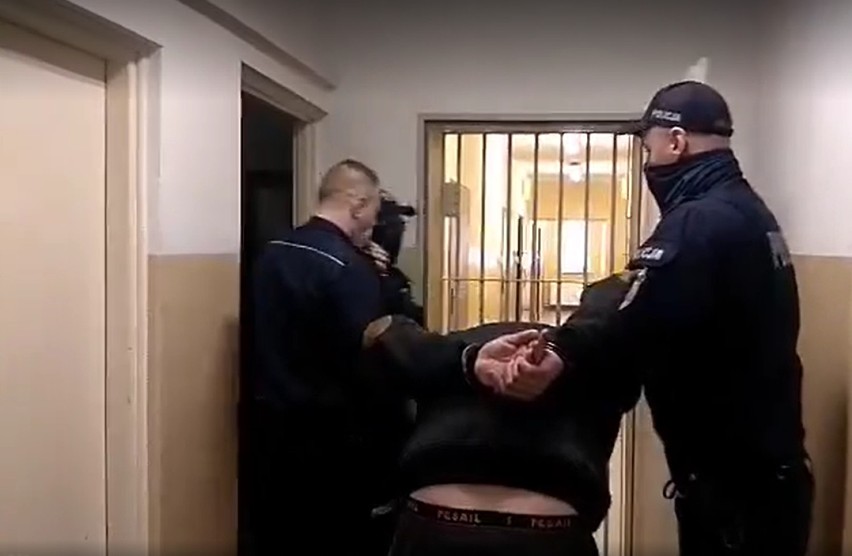Zatrzymanie podejrzanego o zgwałcenie kobiety w Skokach. Zdjęcia operacyjne policji 