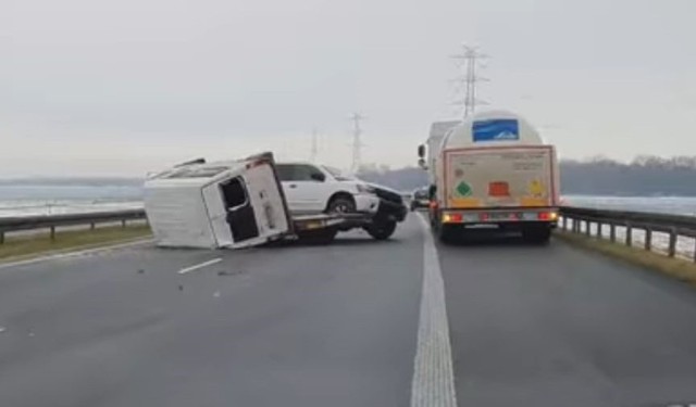 Wypadek na autostradzie A4. Bus spadł z lawety 28.11.2021