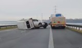 Autostrada A4 zablokowana. Bus spadł z lawety [ZDJĘCIA, FILM]