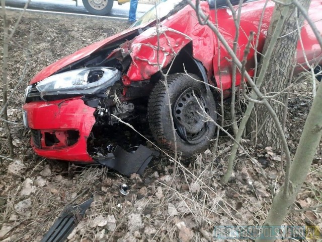 54-letnia kobieta kierująca volkswagenem zjechała na przeciwny pas ruchu i uderzyła w drzewo. Trafiła do szpitala.