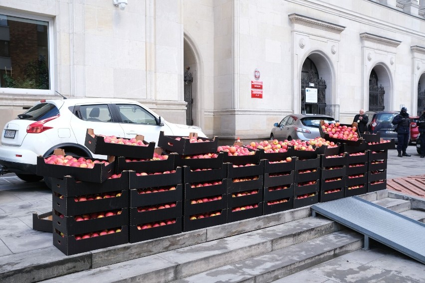 Protest AGROunii w Warszawie. Rolnicy przywieźli tonę jabłek przed budynek Ministerstwa Rolnictwa i Rozwoju Wsi