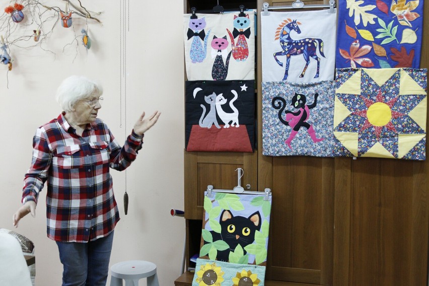 Anna Wojciechowska, złotowska artystka tworząca patchworki, odwiedziła DD Senior - Wigor w Złotowie. Seniorzy tworzyli patchworki
