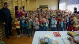 Myszków Policja: Dzielnicowy czytał dzieciom w ramach akcji Cała Polska Czyta Dzieciom [ZDJĘCIA]