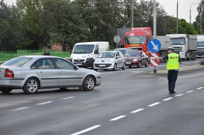 Policjanci wyszli kierować ruchem, by rozładować piątkowe korki w Głogowie [ZDJĘCIA, FILM]