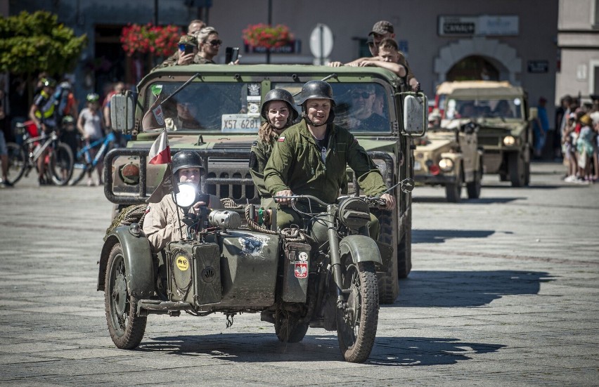 Parada wozów militarnych na darłowskim rynku