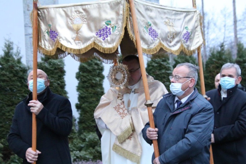 W kościołach rozbrzmiało radosne "Alleluja" [ZDJĘCIA]