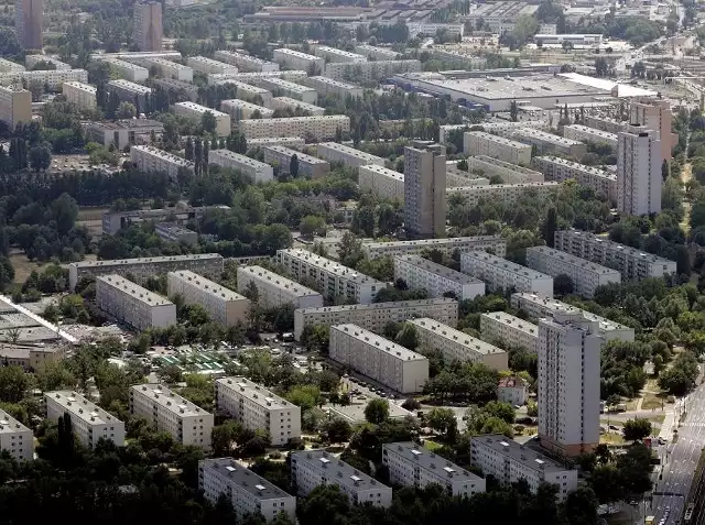 Jagiellońskie należy do najstarszych ratajskich osiedli. Pierwsze bloki osiedla oddane zostały do użytku w 1969 roku. Na zabudowę osiedla jagiellońskiego składają się przeważnie bloki czteropiętrowe. Ciekawostka, na osiedlu znajduje się pomnik stulecia Polskiego Związku Wędkarskiego. 
 
Zobacz też: Czy blokowiska z wielkiej płyty będą rewitalizowane?